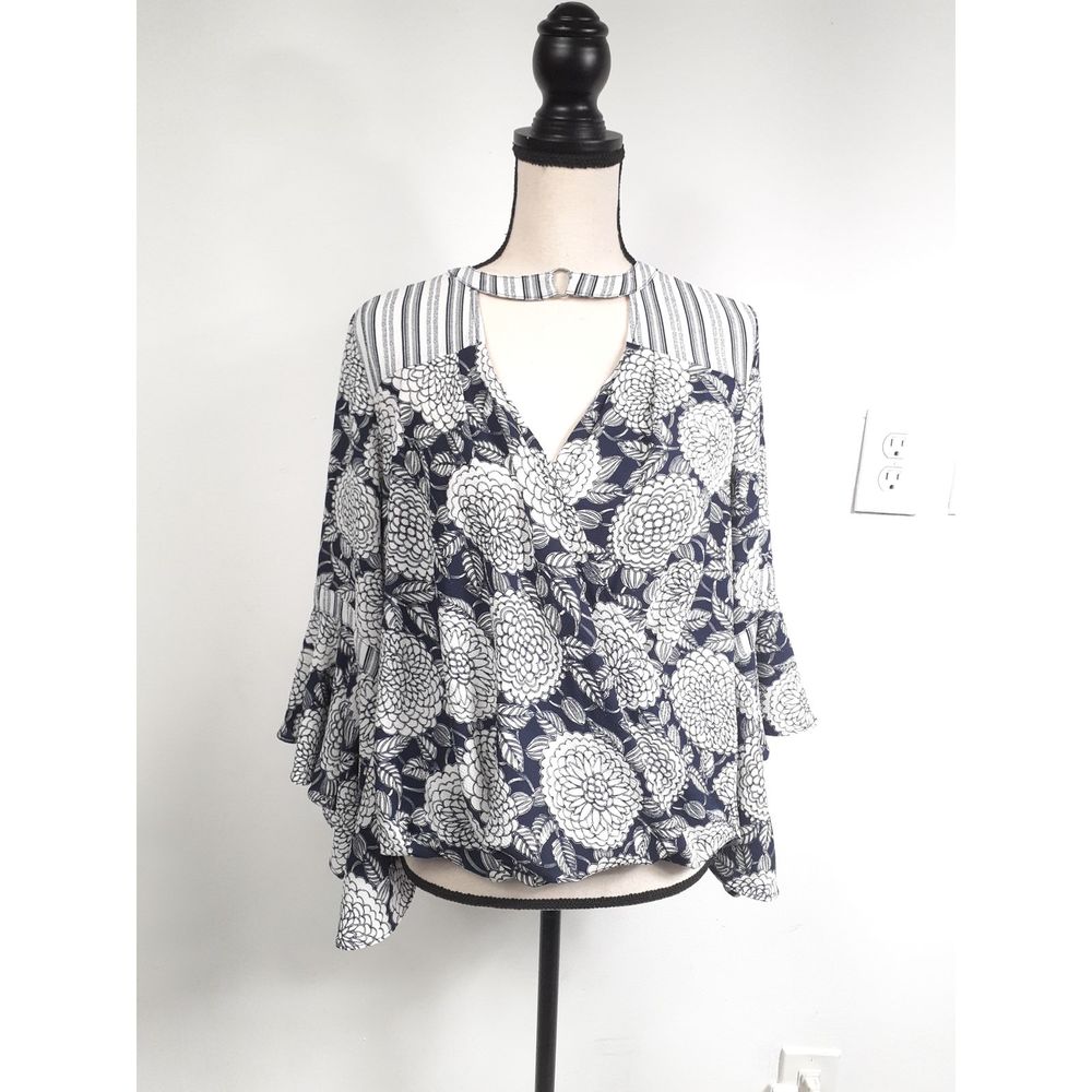 Jodifl Women's Blue and White   wrap top size Small *